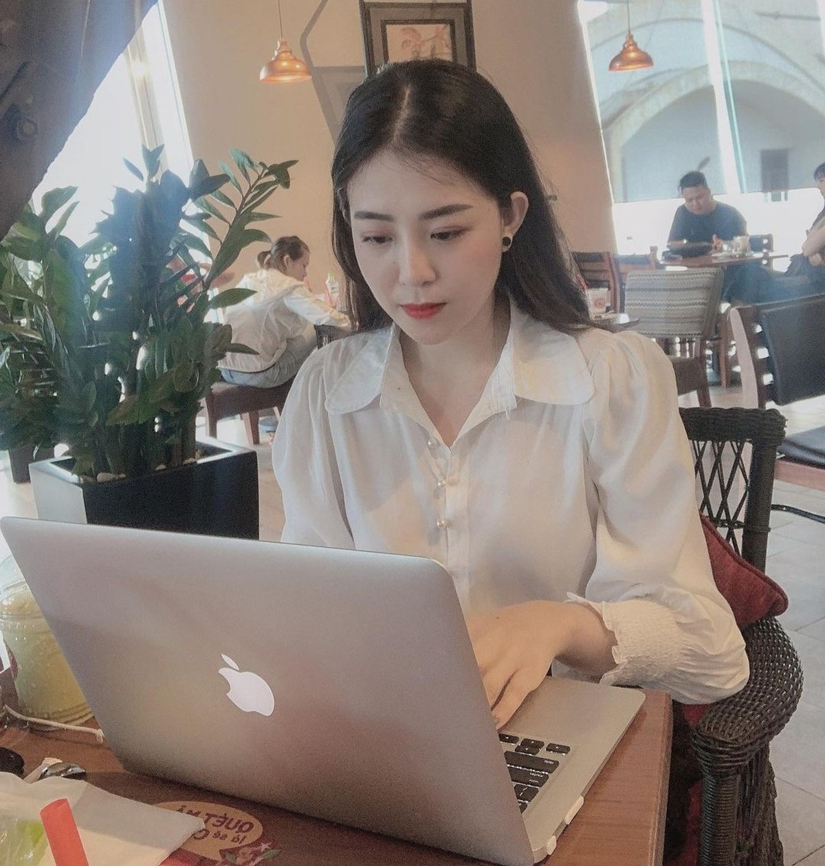 Kiều Oanh có nhiều năm học tập ở Đà Nẵng. Năm 2023, cô tốt nghiệp thạc sĩ ngành Việt Nam học tại Đại học Sư phạm, Đại học Đà Nẵng.