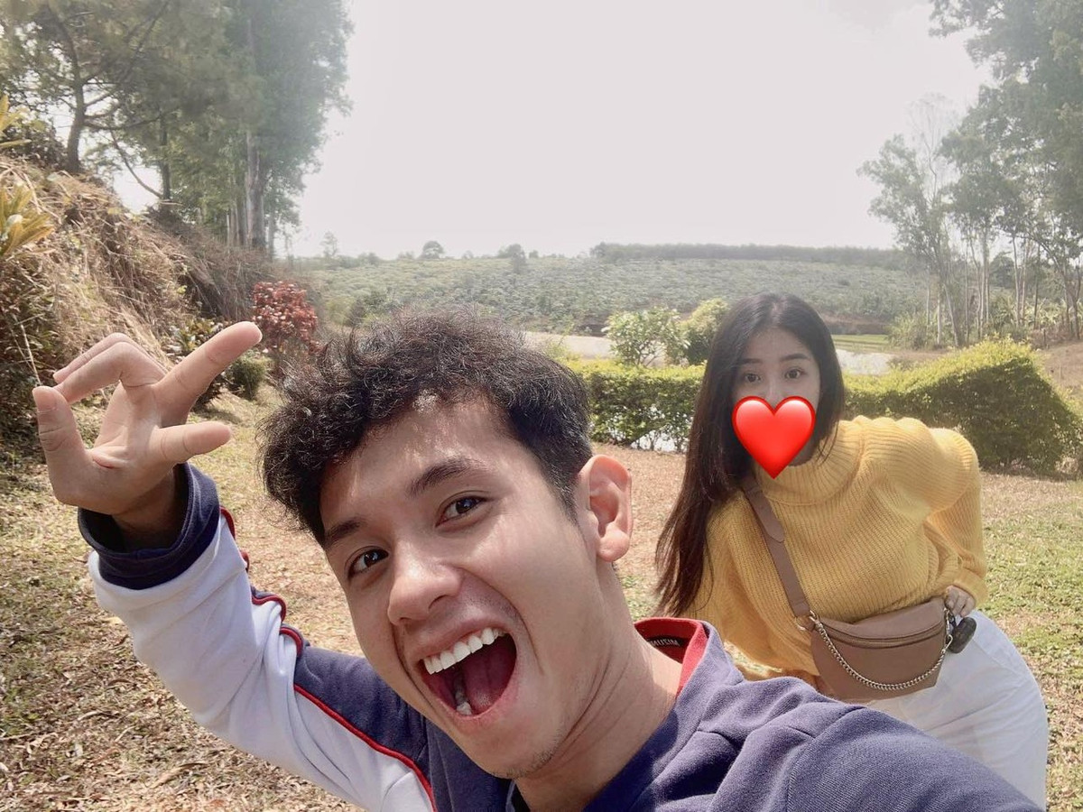 Hậu vệ Nguyễn Phong Hồng Duy (SN 1996) và bạn gái Phạm Kiều Oanh (SN 1995) hẹn hò từ năm 2020 nhưng giữ kín mối quan hệ. Tháng 2/2022, chàng cầu thủ lần đầu công khai người yêu hơn tuổi qua bức ảnh che khéo gương mặt.