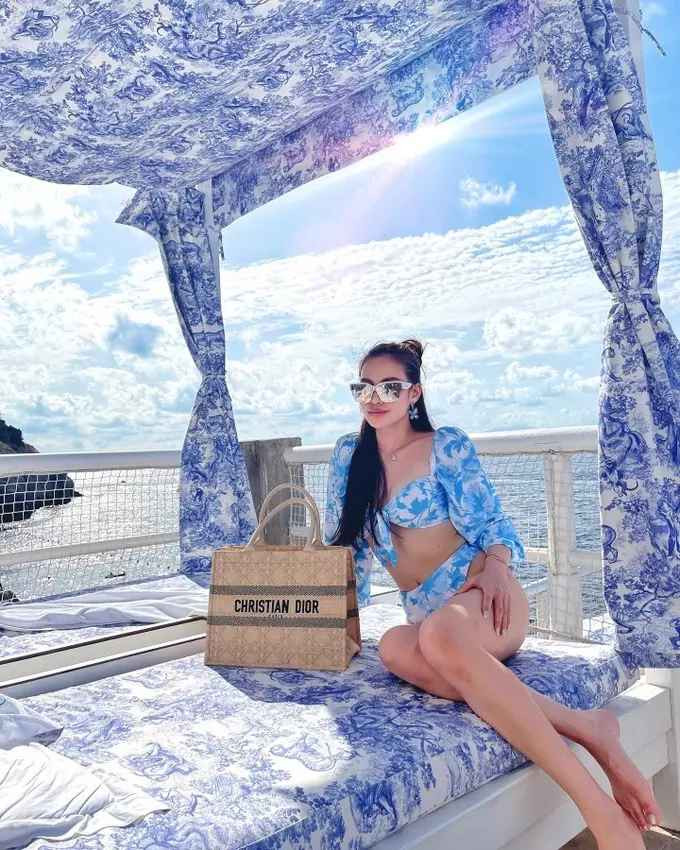 Eleanor Lam (SN 1991, hay còn được gọi là Elly Lam) xuất thân từ gia đình giàu có. Cô là con gái của Peter Lam - nhà tài phiệt "khét tiếng" Hong Kong (Trung Quốc) và cựu diễn viên, nay là họa sĩ Lynn Hsieh.