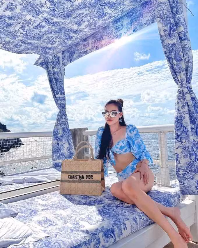 Eleanor Lam (SN 1991, hay còn được gọi là Elly Lam) xuất thân từ gia đình giàu có. Cô là con gái của Peter Lam - nhà tài phiệt "khét tiếng" Hong Kong (Trung Quốc) và cựu diễn viên, nay là họa sĩ Lynn Hsieh.