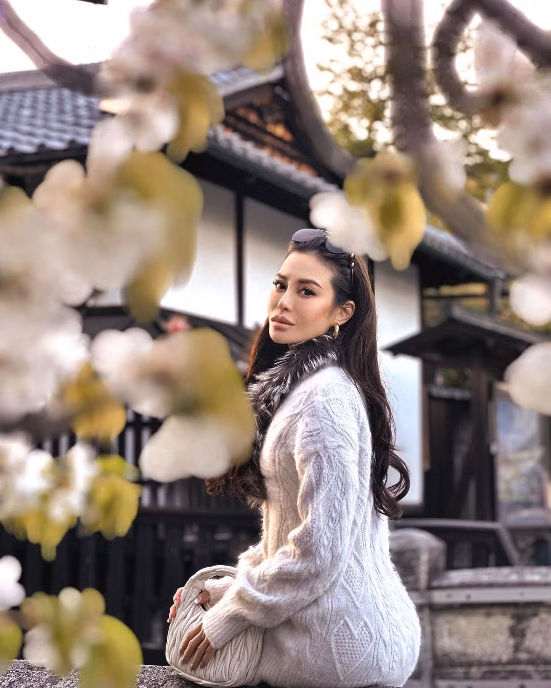 Bên cạnh những bức ảnh khoe cuộc sống sang chảnh của cá nhân, người đẹp Hong Kong thường xuyên chia sẻ những khoảnh khắc hạnh phúc trong cuộc sống gia đình của mình trên mạng xã hộ