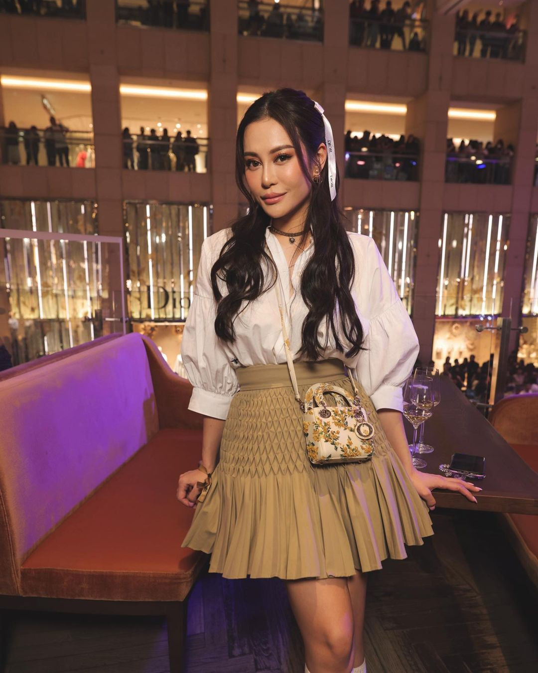 Eleanor sở hữu gương mặt sắc sảo, thần thái sang trọng giúp cô thu hút nhiều ánh nhìn