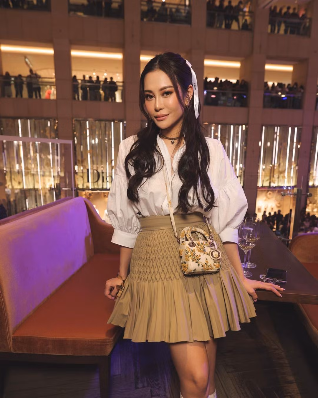 Eleanor sở hữu gương mặt sắc sảo, thần thái sang trọng giúp cô thu hút nhiều ánh nhìn