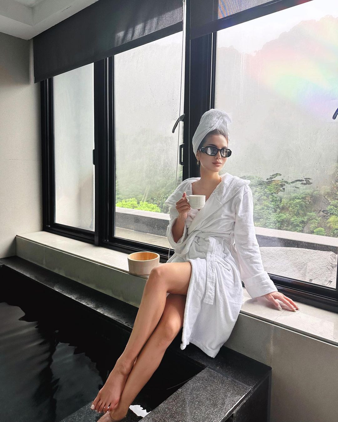 Là người làm trong lĩnh vực truyền thông xã hội, Eleanor Lam có mối quan hệ với nhiều cái tên đình đám của Hollywood như Pharrell Williams - nhạc sĩ, nhà sản xuất nhạc, nhà thiết kế người Mỹ; Dương Tử Quỳnh - diễn viên đoạt giải Oscar....