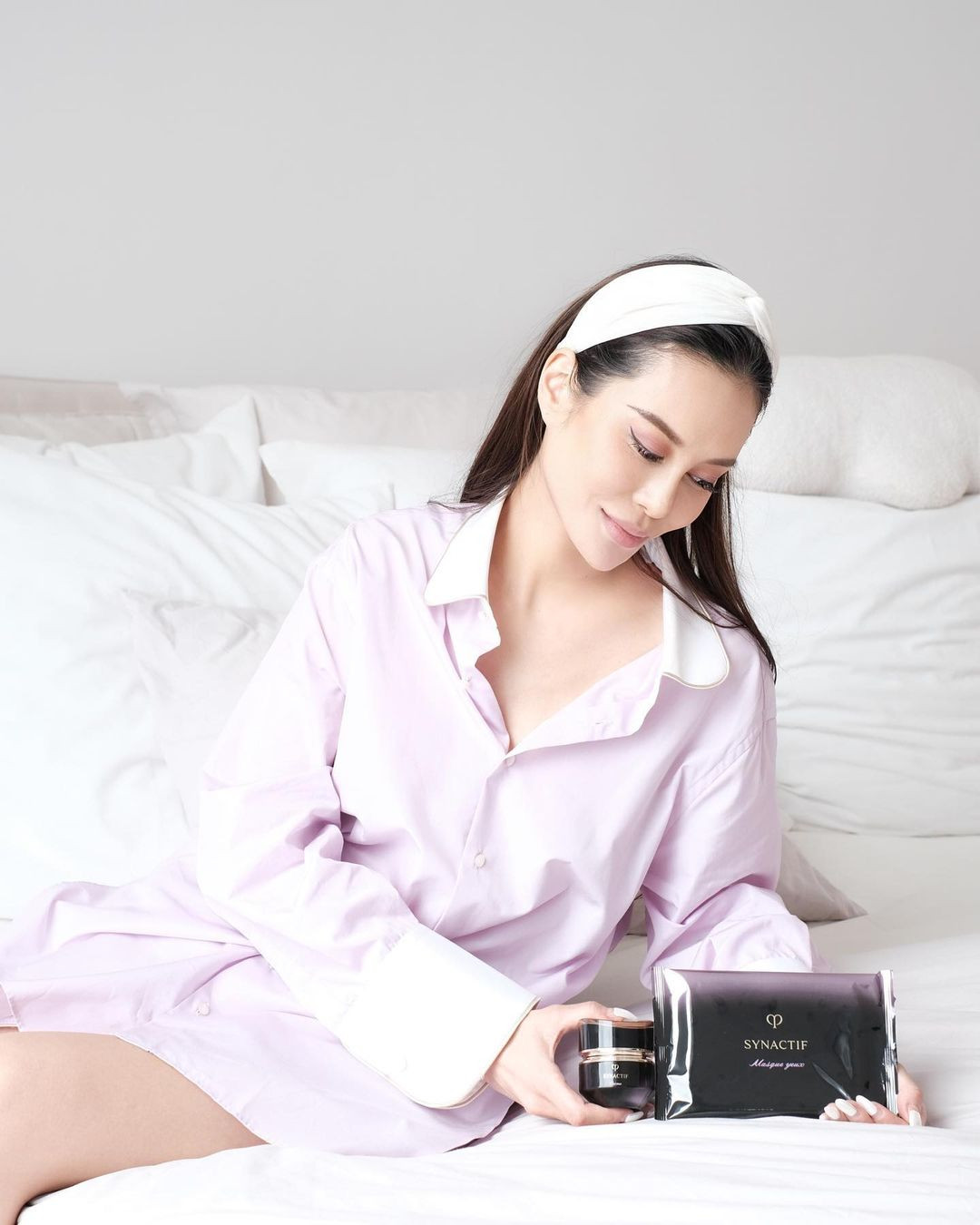 Chưa hết, bố của Eleanor Lam còn giữ các vị trí quan trọng trong Tổng cục Du lịch Hong Kong (Trung Quốc) và Hội đồng Phát triển Thương mại Hong Kong (HKTDC)