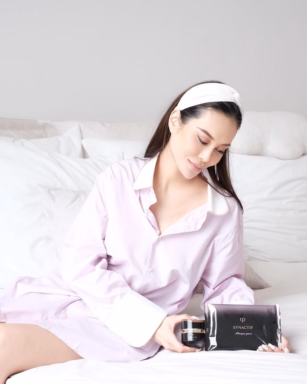 Chưa hết, bố của Eleanor Lam còn giữ các vị trí quan trọng trong Tổng cục Du lịch Hong Kong (Trung Quốc) và Hội đồng Phát triển Thương mại Hong Kong (HKTDC)