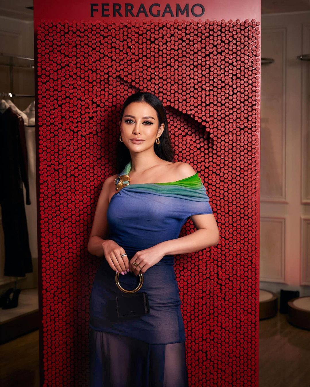 Eleanor lần đầu ra mắt công chúng tại Paris (Pháp) trong dạ hội của giới thượng lưu Le Bal des Debutantes. Đây là sự kiện quy tụ các cô gái ở độ tuổi 16-22, xuất thân từ những gia đình, dòng tộc danh giá và có sức ảnh hưởng lớn trên thế giới.