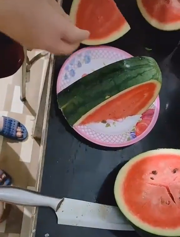Lúc này, có thể thấy miếng dưa sau những đường đưa dao của cô gái đã có hình trái tim trong khá đẹp mắt.
