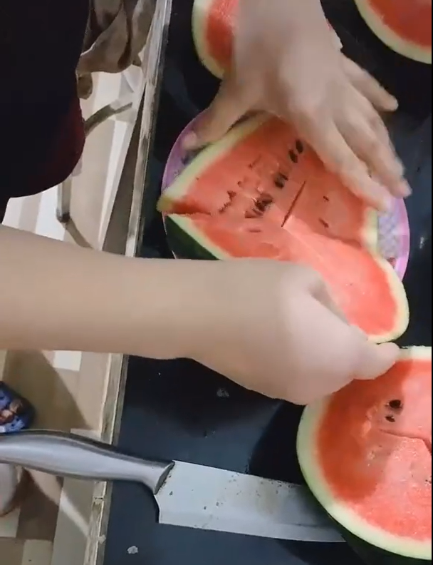 Có thể thấy, đúng là cách bổ dưa này rất mới lạ, thao tác của cô gái cũng rất nhanh và dân mạng để lại những lời khen tấp táp.
