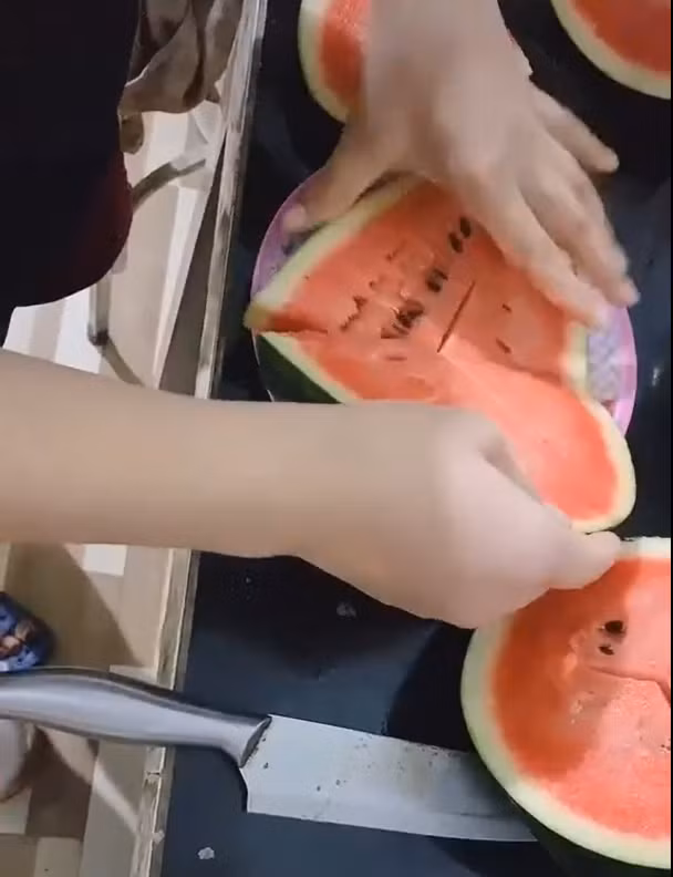 Có thể thấy, đúng là cách bổ dưa này rất mới lạ, thao tác của cô gái cũng rất nhanh và dân mạng để lại những lời khen tấp táp.