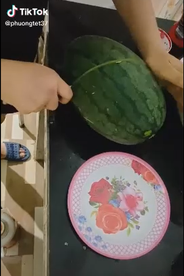 mới đây, khi một cô gái khoe cách bổ dưa hấu, hào hứng hỏi "sắp lấy chồng được chưa", vậy nhưng lại nhận lại kết quả nhận lại khiến netizen không khỏi bất ngờ.