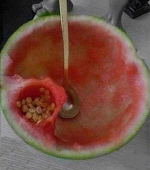 Đối với những thánh lười bổ dưa hấu thì cứ tách làm đôi và chén thì tiện hơn cả.