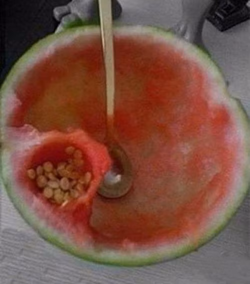 Đối với những thánh lười bổ dưa hấu thì cứ tách làm đôi và chén thì tiện hơn cả.