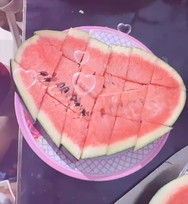 Clip bổ dưa hấu hình trái tim của cô gái đang "làm mưa làm gió" trên mạng và được các thành viên chia sẻ nhiều trong các hội nhóm.