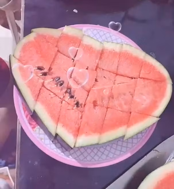Clip bổ dưa hấu hình trái tim của cô gái đang "làm mưa làm gió" trên mạng và được các thành viên chia sẻ nhiều trong các hội nhóm.