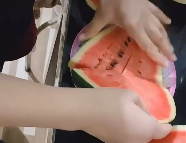 Bên cạnh những lời khen, netizen cũng chỉ ra những bất cập từ cách bổ dưa trên của cô gái. Điển hình như: "Thế này thì người ăn toàn ruột, người lại phải ăn nhiều vỏ à?", "Bổ kiểu này mời khách thì lại chẳng dám ăn nhiều" hay "Nhìn thì đẹp mắt đấy nhưng ai mà ăn phần ở giữa bốc tay hơi ngại, đặc biệt những người lười lau tay như mình"...