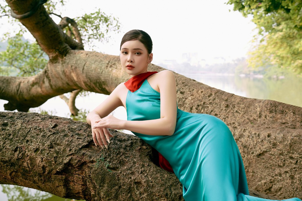 Thảo Nguyên "check-in" xinh đẹp tại những địa điểm nổi tiếng như: Hồ Gươm, phố cổ...