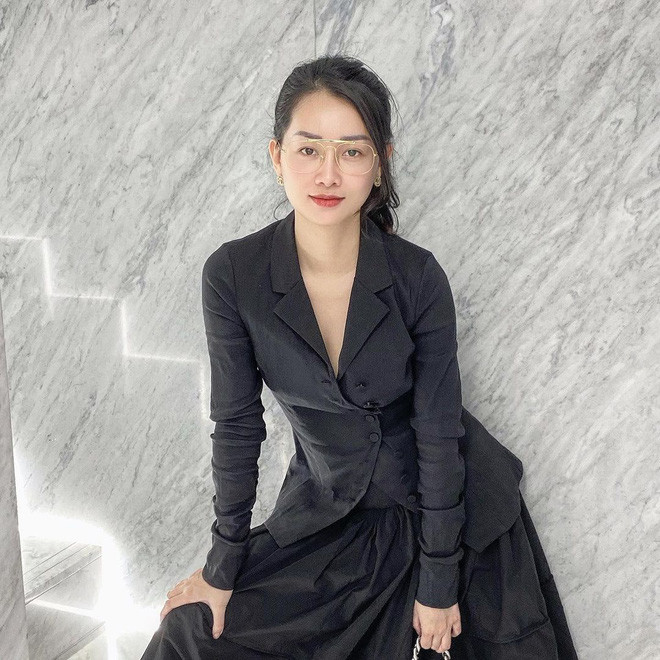 Khi chúng bạn đều đã yên bề gia thất, Quỳnh Chi vẫn lẻ bóng một mình. Song, cuộc sống của cô vẫn ngập tràn trong niềm vui và hạnh phúc.