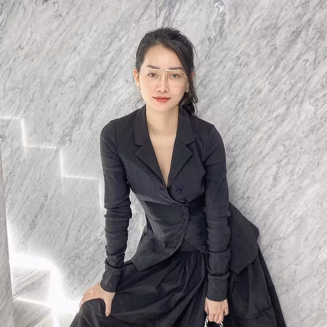 Khi chúng bạn đều đã yên bề gia thất, Quỳnh Chi vẫn lẻ bóng một mình. Song, cuộc sống của cô vẫn ngập tràn trong niềm vui và hạnh phúc.