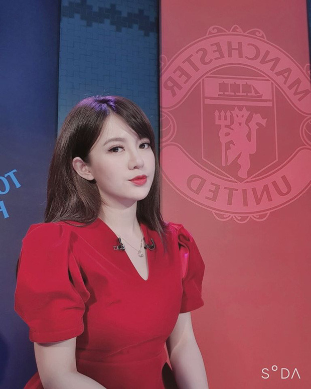 Nổi tiếng không kém cạnh Thu Hoài chính là Tú Linh MU. Tốt nghiệp ĐH Ngoại thương Hà Nội và thạc sĩ chuyên ngành Quản lý kinh tế tại Paris, cô nàng nổi lên bởi một bức ảnh cười tỏa nắng trên đất Pháp và tình yêu dành cho CLB Manchester United.