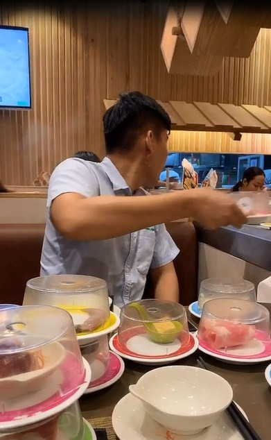 Nhìn chung cách ăn lẩu băng chuyền của người trên bị chê nhiều hơn là khen. Trước luồng ý kiến trái chiều từ netizen, người đàn ông trên đã phải khóa phần bình luận dưới clip.