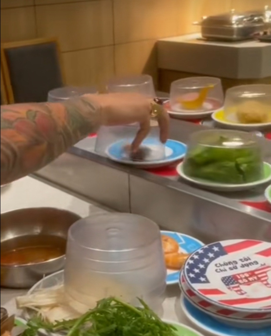 Cụ thể, trong đoạn clip chỉ vài chục giây, thực khách ăn lẩu băng chuyền đã đẩy những món ăn thẳng vào nồi lẩu của mình và để lại đĩa không trên băng chuyền.