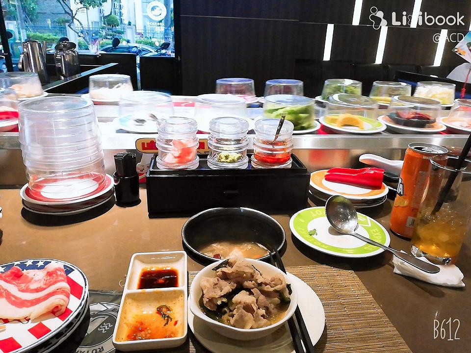 Được biết, đi kèm bài viết kể trên, tài khoản có tên H.P còn chia sẻ với dòng trạng thái: “Khổ thân nhà hàng khi gặp mấy ông khách như này”.