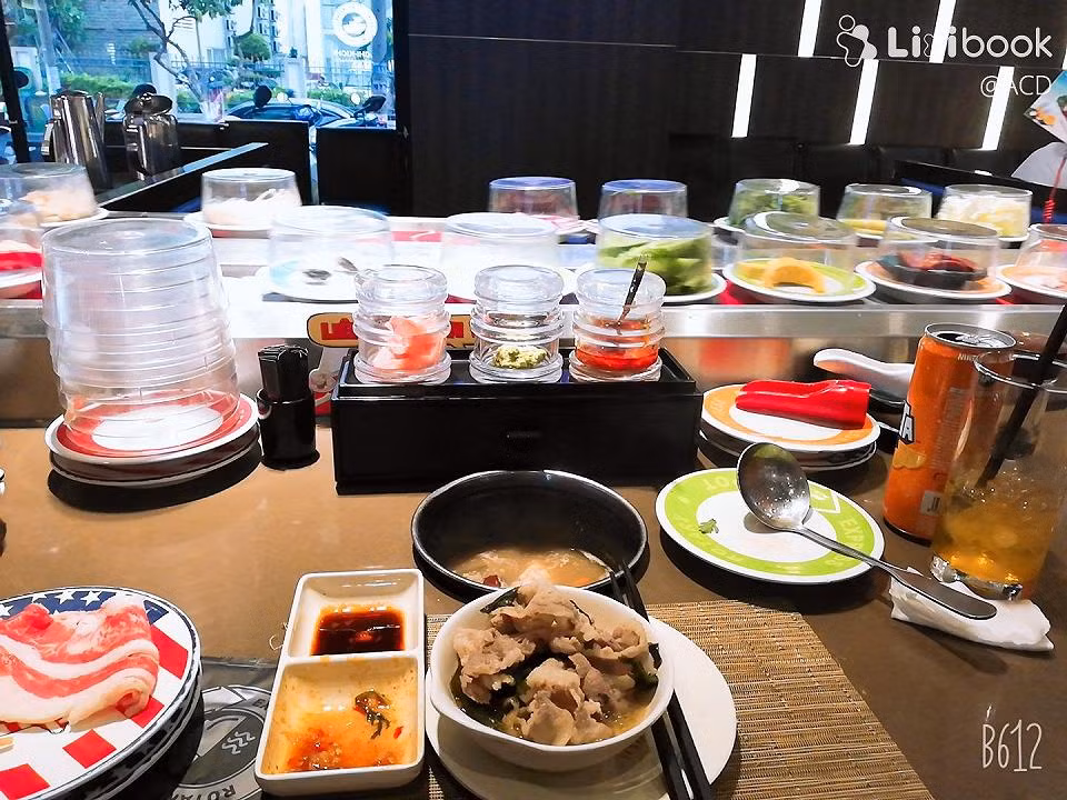 Được biết, đi kèm bài viết kể trên, tài khoản có tên H.P còn chia sẻ với dòng trạng thái: “Khổ thân nhà hàng khi gặp mấy ông khách như này”.