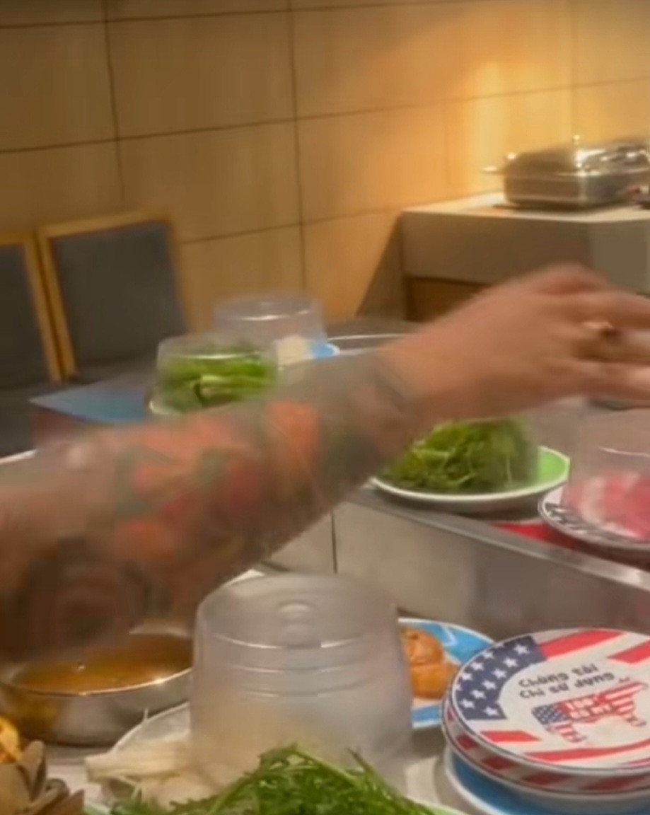 Dân mạng chỉ ra vấn đề từ hành động của người đàn ông trên sẽ gây ra sự khó chịu cho những người ngồi phía sau.