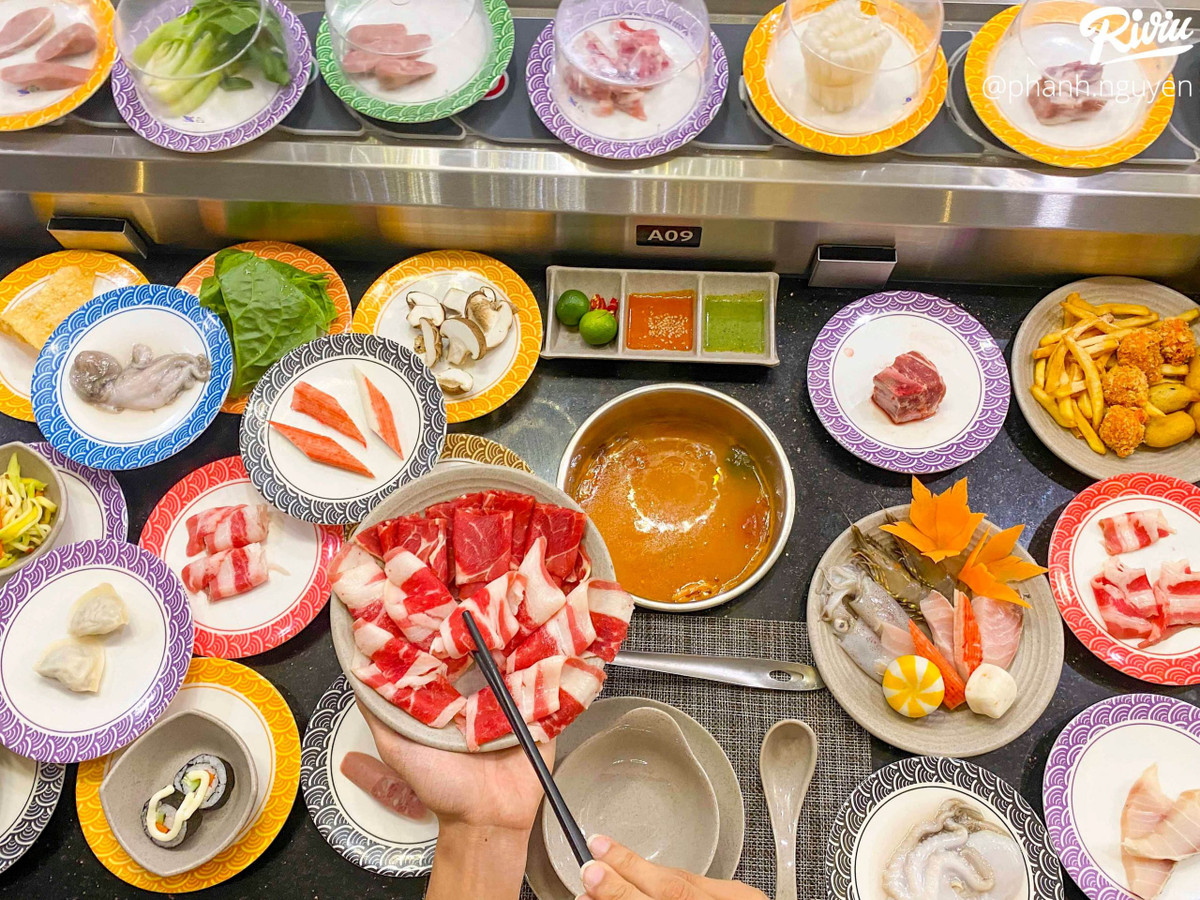 Có thể thấy, các món thức ăn anh chàng chọn lựa khá đa dạng thì tôm, thịt và nhiều thực phẩm khác. Tuy nhiên, mặc dù nhiều đĩa nhưng số lượng thức ăn trong mỗi phần không nhiều.