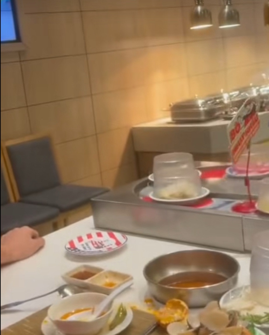 Hơn nữa, nhân viên nhà hàng sẽ dễ bị phạt nếu như quản lý không biết tình cảnh như người đàn ông trên. Họ cho rằng, người phục vụ thiếu chỉnh chu mà để nguyên đĩa không có đồ ăn trên băng chuyền.