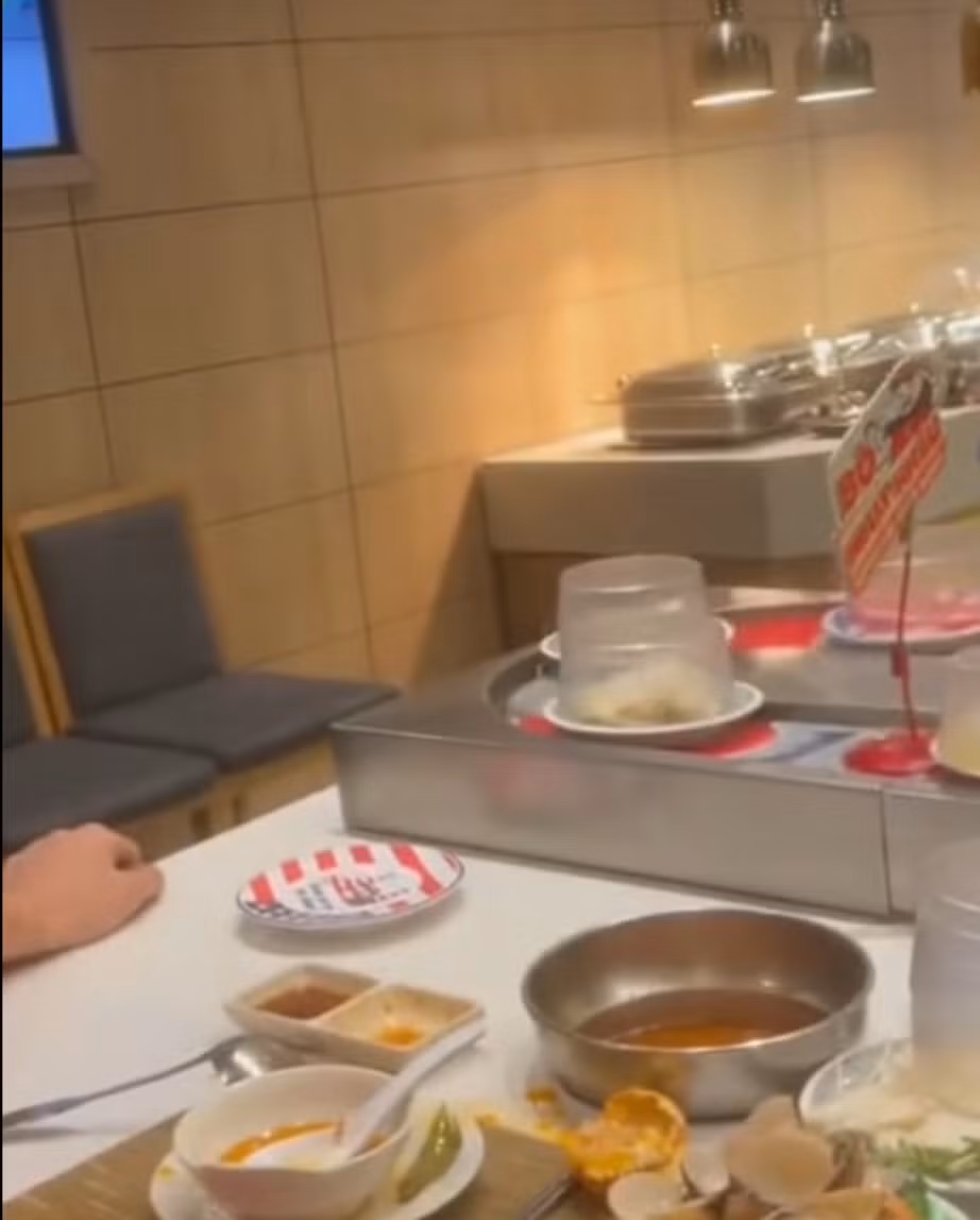 Hơn nữa, nhân viên nhà hàng sẽ dễ bị phạt nếu như quản lý không biết tình cảnh như người đàn ông trên. Họ cho rằng, người phục vụ thiếu chỉnh chu mà để nguyên đĩa không có đồ ăn trên băng chuyền.