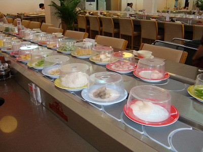 Đâu không phải lần đầu tiên mà những hành động kém duyên khi đi ăn lẩu bằng chuyền được netizen đưa ra bàn tán.