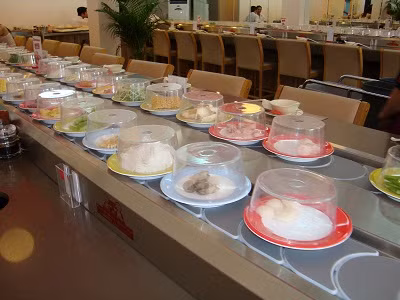 Đâu không phải lần đầu tiên mà những hành động kém duyên khi đi ăn lẩu bằng chuyền được netizen đưa ra bàn tán.