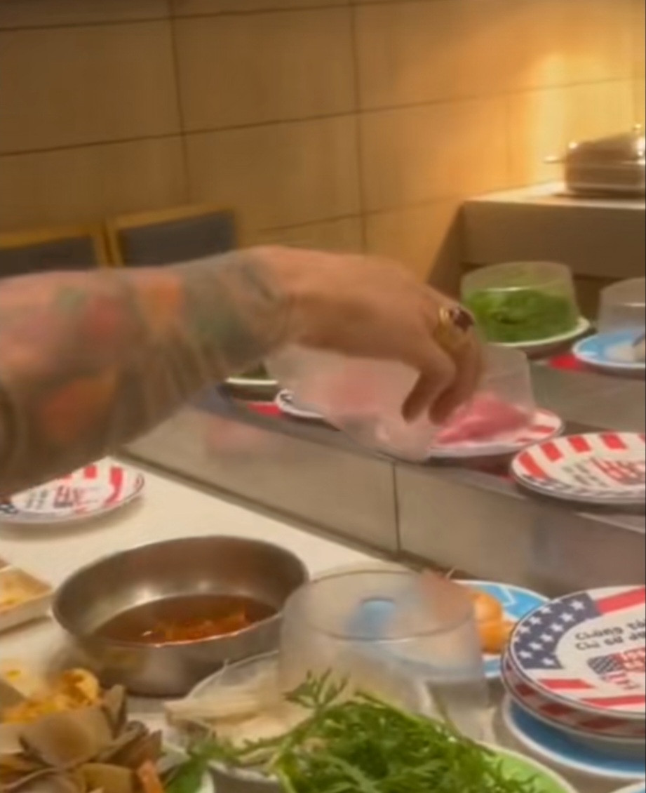 Thông thường khi đi ăn lẩu băng chuyền, mọi người sẽ chọn đồ ăn sau đó lấy cả đĩa về vị trí mình ngồi. Tuy nhiên, chủ đoạn clip mới đây lại làm điều vô cùng khác lạ.