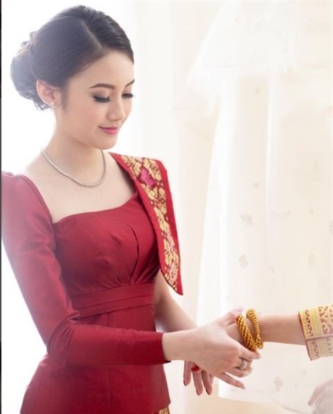 Như đã biết, Phoiphailin Sivilay thành thạo 4 ngôn ngữ Lào, Việt, Anh, Thái. Hot girl gốc Việt tại Lào sở hữu vẻ ngoài sang chảnh và cuộc sống xa hoa.