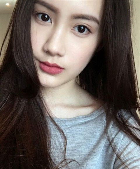 Phoiphailin Sivilay được biết đến là hot girl gốc Việt nổi tiếng "số 1" tại Lào. Mặc dù mới ít tuổi nhưng cô nàng sở hữu thân hình phổng phao và gương mặt chẳng hề thua kém các đàn chị.