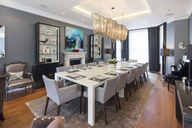 Phòng ăn thiết kế tinh tế với sức chứa lên tới 14 người. Ảnh: Aston Chase/Getty Images.