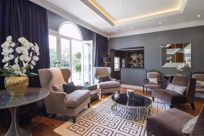 Căn biệt thự được xây dựng từ thế kỷ 19, bao gồm sân vườn, phòng thay đồ riêng, không gian giải trí mở và phòng xông hơi trong nhà. Ảnh: Aston Chase/Getty Images.