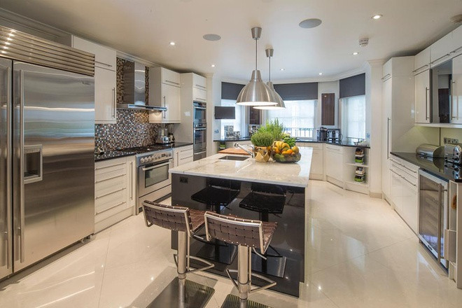 Khu vực nhà bếp hiện đại được trang bị đầy đủ tiện ích phục vụ nhu cầu nấu nướng, đãi tiệc. Ảnh: Aston Chase/Getty Images.