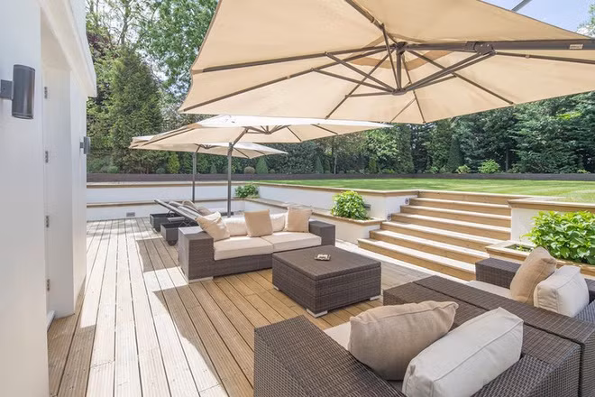 Sảnh nghỉ ngoài trời thoáng đãng, xung quanh nhiều cây xanh. Ảnh: Aston Chase/Getty Images.