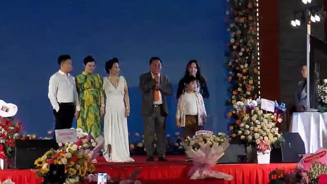 Bữa tiệc của vợ chồng bà Nguyễn Phương Hằng có sự góp mặt của đông đảo các thành viên trong gia đình, quan khách.