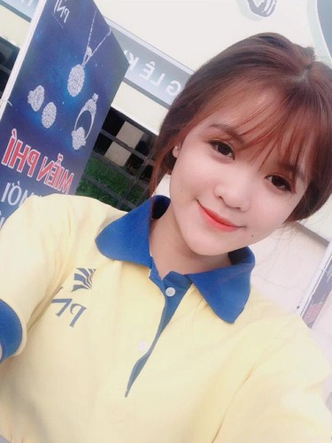 Trong lễ ăn hỏi, Quế Long khiến ai nấy cũng trầm trồ khi được mẹ chồng trao cho vô số trang sức gồm vòng tay, dây chuyền, bông tai, nhẫn,... toàn kim cương, đá quý giá trị.