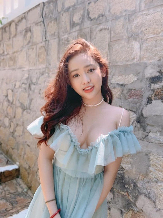 Trước loạt thắc mắc của dân mạng, đến hiện tại, Thúy Vi vẫn chưa trả lời bất cứ điều gì.