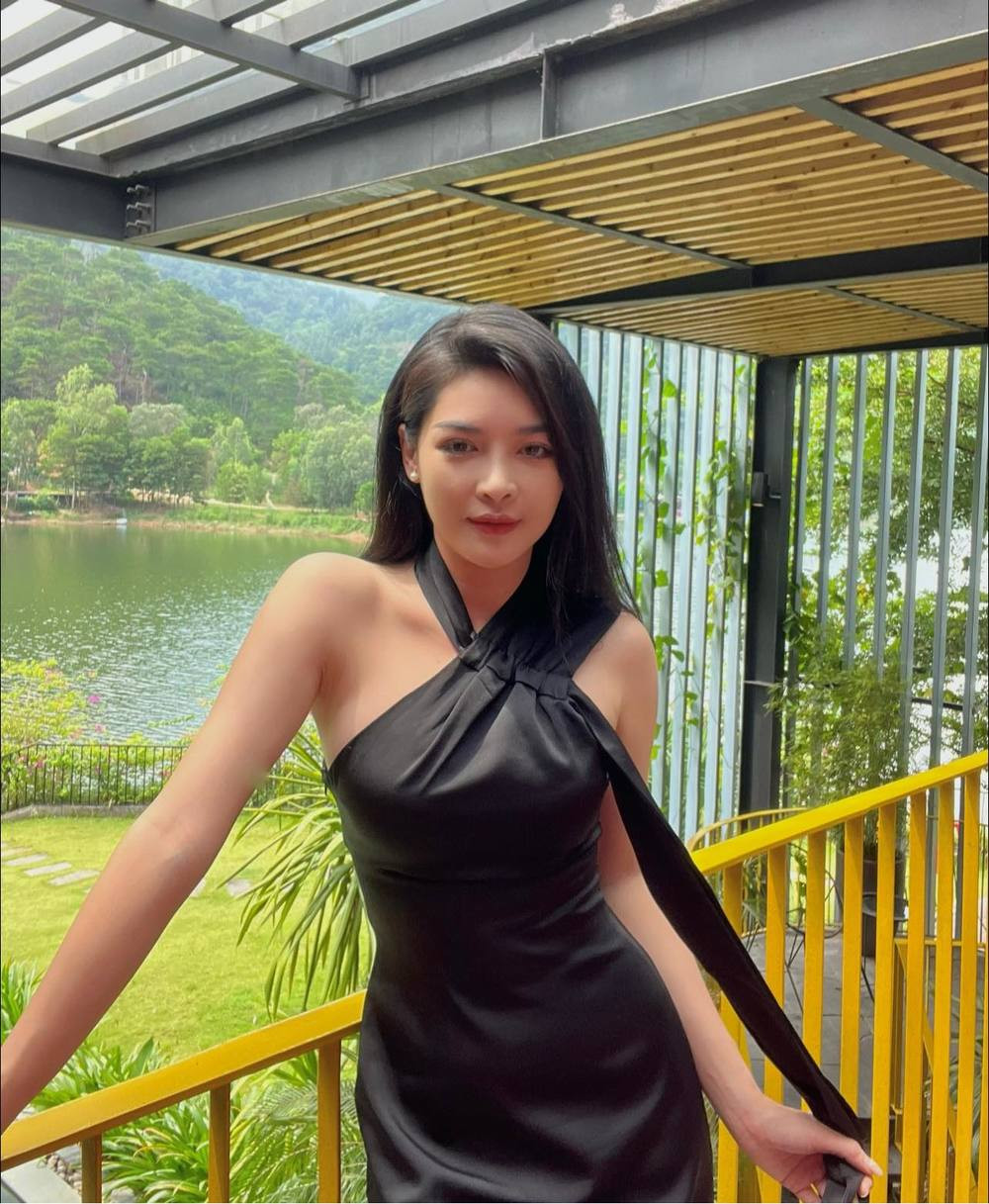 Theo đó, hot girl Việt Nam trải qua việc cắt xương hàm, chỉnh răng, gọt cằm, nhấn mí mắt, nâng mũi.