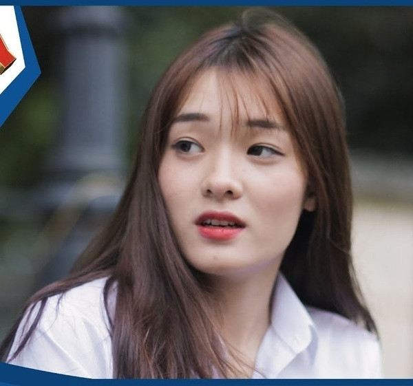 Theo chính chủ chia sẻ, Hồng Hạnh đã thực hiện thẩm mỹ phần mắt, mũi và chỉnh nha để có diện mạo rạng rỡ hơn. So với nhan sắc tự nhiên, diện mạo hiện tại của mỹ nhân Thái Bình thăng hạng rõ.