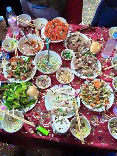 Những mảnh giấy của quả pháo bay đầy vào mâm cỗ khiến quan khách tham dự đám cưới không thể tiếp tục thưởng thức.