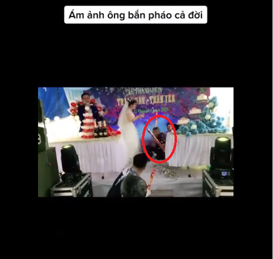 Tuy nhiên, do dây pháo giấy bắn trực diện trúng chú rễ khiến chú rể giật mình và ngã lăn xuống trên sân khấu. May mắn, chú rễ vẫn có thể đứng dậy và tiếp tục hôn lễ của mình.