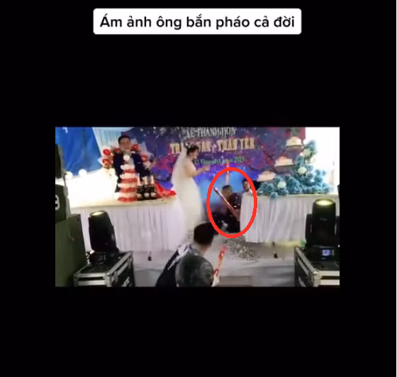 Tuy nhiên, do dây pháo giấy bắn trực diện trúng chú rễ khiến chú rể giật mình và ngã lăn xuống trên sân khấu. May mắn, chú rễ vẫn có thể đứng dậy và tiếp tục hôn lễ của mình.