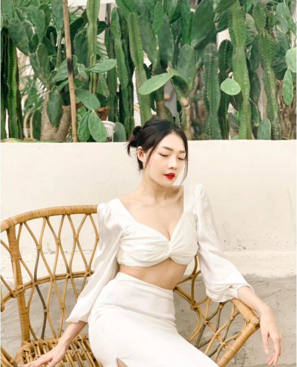 Cùng nhờ lợi thế về mặt hình thể, nữ tiếp viên hàng không Dương Thu Thảo sở hữu tới hơn 92 ngàn lượt follows trên mạng xã hội.